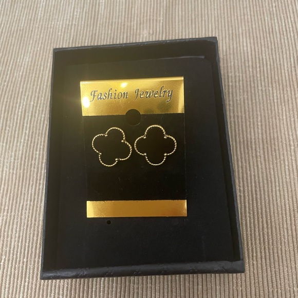 Gold clover bracelet and earrings set - Picture 3 of 3